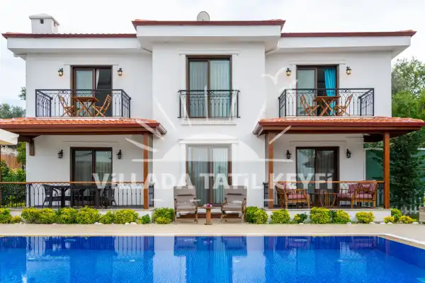 Marmaris de denize yakın havuzlu 6 kişilik kiralık villa.
