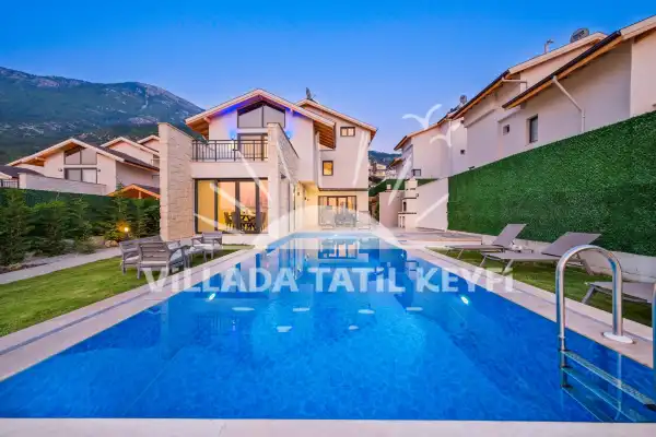 Villa İzii 2, Geniş bahçe alanına sahip 4 yatak odalı saunalı ve çift jakuzili 8 kişi kapasiteli özel havuzlu kiralık tatil villasıdır.