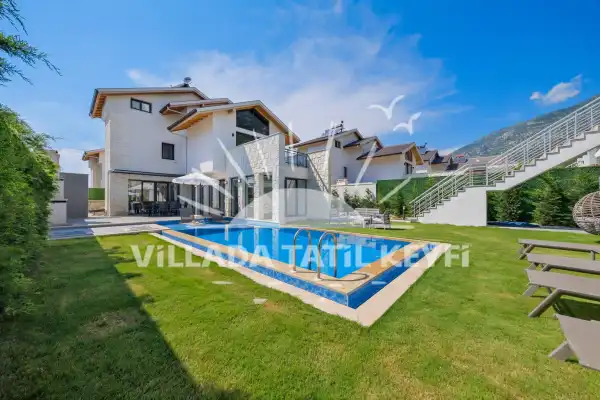 Villa İzii 3, Geniş bahçe alanına sahip 4 yatak odalı saunalı ve çift jakuzili 8 kişi kapasiteli özel havuzlu kiralık tatil villasıdır.