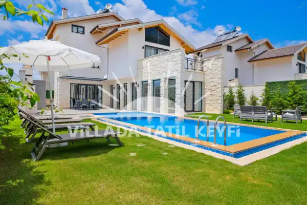 Villa İzii 4 , Geniş bahçe alanına sahip 4 yatak odalı saunalı ve çift jakuzili 8 kişi kapasiteli özel havuzlu kiralık tatil villasıdır.