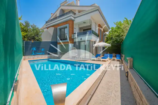 Villa Konfor Batı, Fethiye merkezde plaja yakın, çocuk havuzlu, jakuzili kiralık villa.