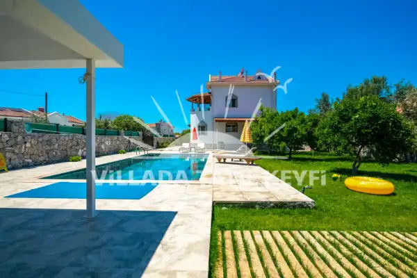 Villa Latanya Dalaman da konumlu özel havuzlu 3 yatak odalı 6 kişi kapasiteli kiralık tatil villasıdır.