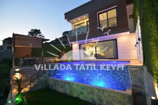 Villa Nil Fethiye Kirme de konumlu 4 kişi kapasiteli özel havuzlu tatil villası.