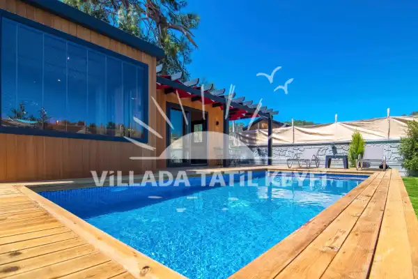 Villa Omega 2 kişi konaklama kapasiteli jakuzili özel havuzlu deniz yakın kiralık balayı villası.