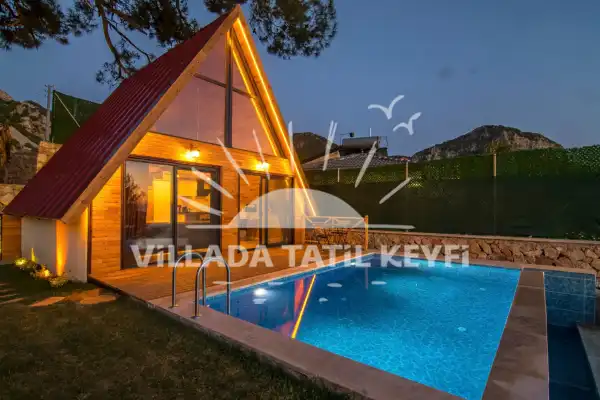 Villa Pine Tree deniz manzaralı 3 kişi kapasiteli özel havuzlu muhafazakar kiralık tatil villası.