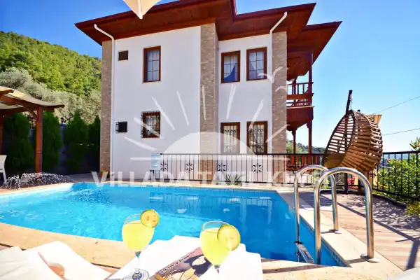 Akyaka Gökova da havuzlu kiralık villa.