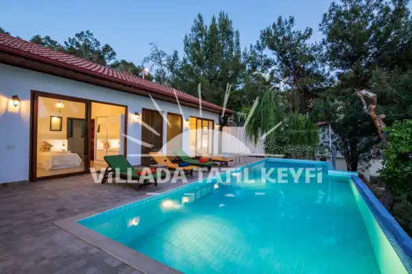 Kalkan İslamlar da deniz manzaralı havuzlu muhafazakar kiralık villa.