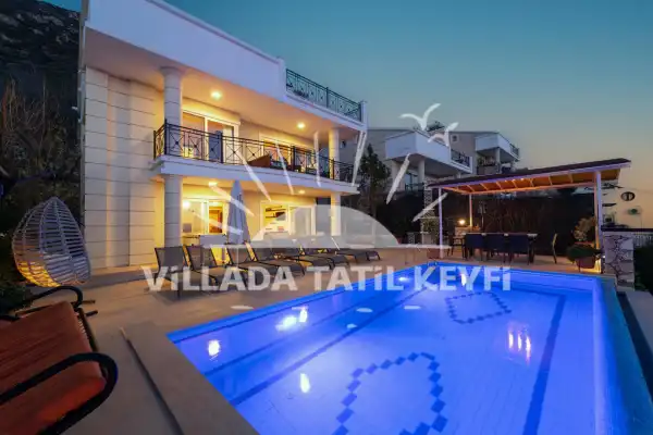 Kalkan da deniz manzaralı denize yakın jakuzili kiralık villa.