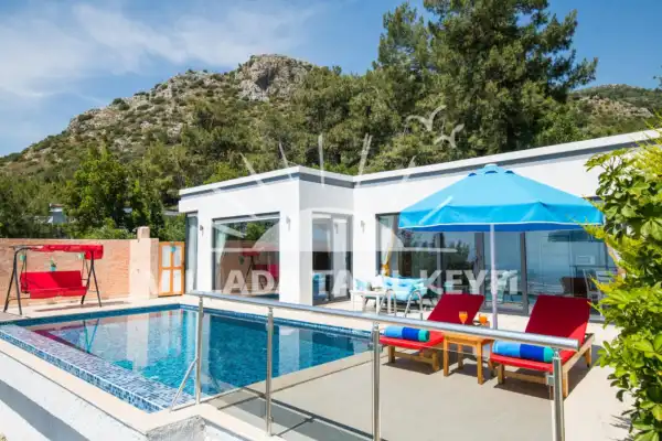 Villa Juliet,  deniz manzarasına sahip  havuz ve iç kapalı havuzu bulunan jakuzili muhafazakar kiralık balayı villası.