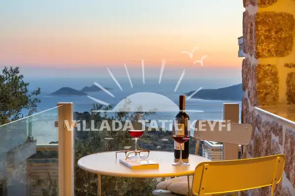 Kalkan da ısıtmalı havuzlu, hamam, sauna, jakuzi, spor salonlu kiralık villa.