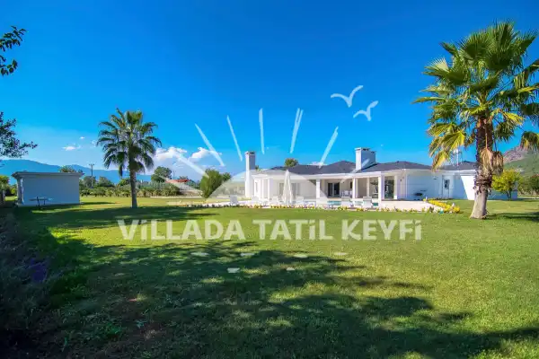 Villa Beyaz Köşk Köyceğiz de konumlu 3 yatak odalı 6 kişi kapasiteli özel havuzlu muhafazakar kiralık tatil villasıdır.