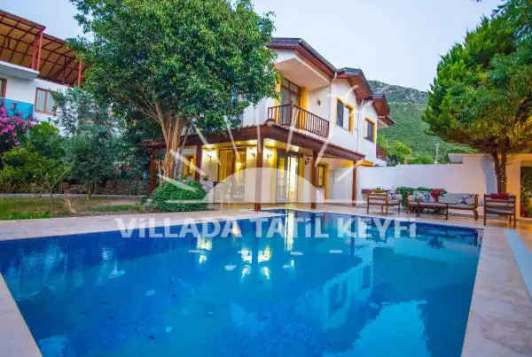 Marmaris de denize yakın deniz manzaralı kiralık villa.