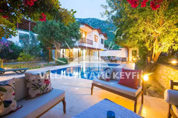 Marmaris Söğüt de deniz manzaralı denize yakın kiralık villa.