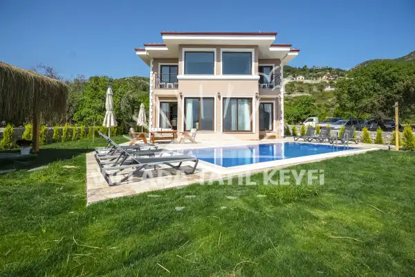 Villa Salkım Söğüt , Söğüt Marmaris de doğa ve deniz manzaralı havuzlu ve jakuzuli lüks kiralık villa.