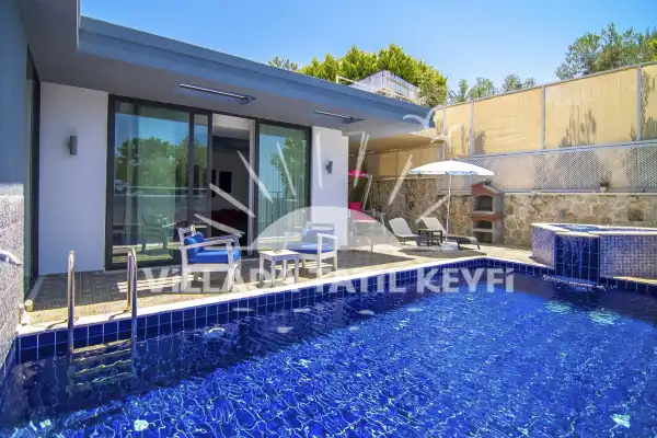 Lal Evi tek yatak odalı jakuzili romantik balayı villasıdır